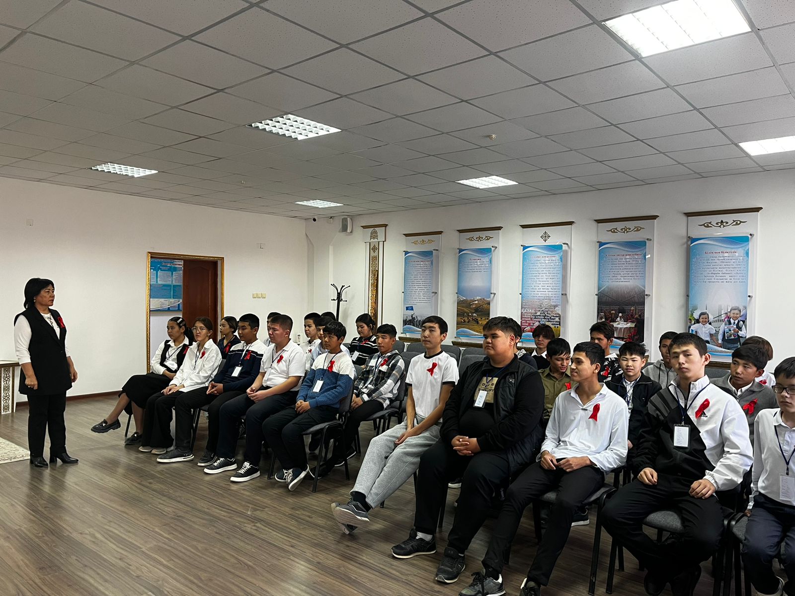 Тұрғындар әсіресе жастар арасында АИТВ инфекциясының алдын алу шараларына сай әр түрлі форматта іс шаралар өтуде